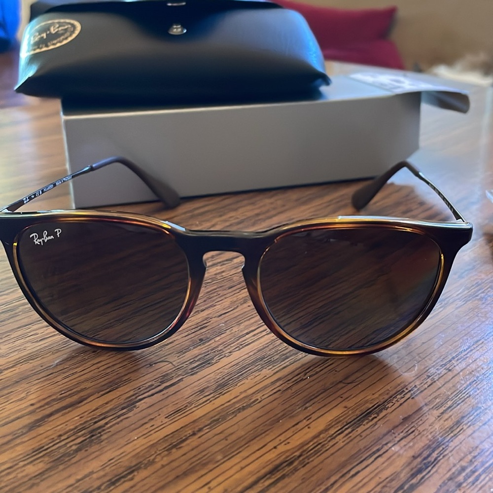 New in box Ray-Ban women’s “Erika” sunglasses -Light Havana Brown Gradient Polar